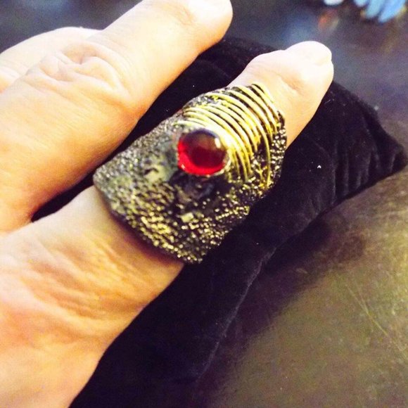 MASSIVE BLACK SPACKLE W/ GOLD STRANDS PEEKING THRU RED CRYSTAL SZ 6.75 RING 66 - Picture 2 of 2